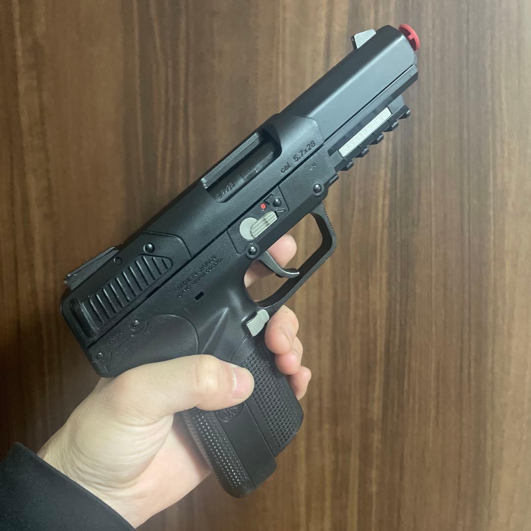 FN5-7 ガスガン ホルスター、予備マガジン付き