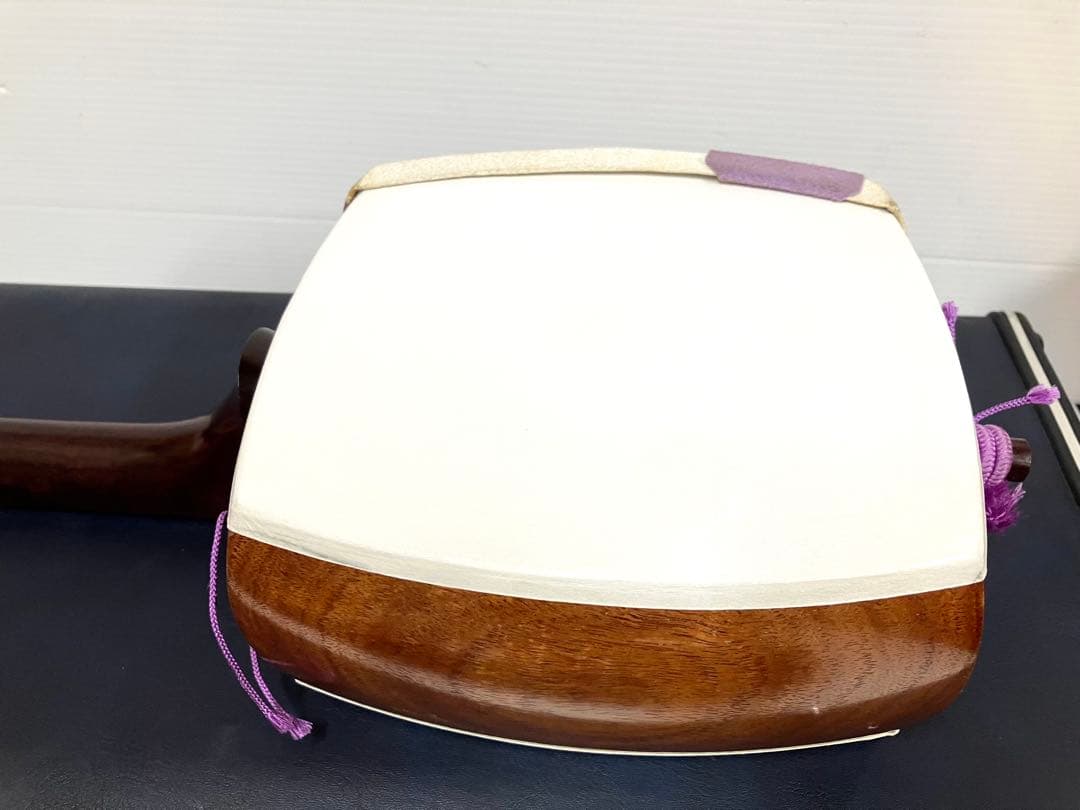 美品◆民謡三味線◆紅木 中棹 東さわり 皮破れ無 鼈甲撥／竹駒／替え弦／ケース付