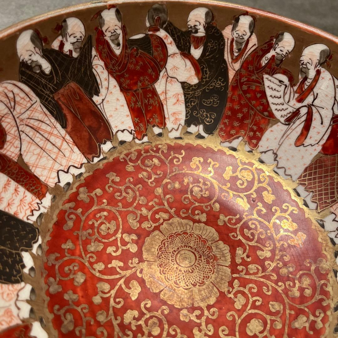 赤地の金装飾陶器皿　中国賢者図