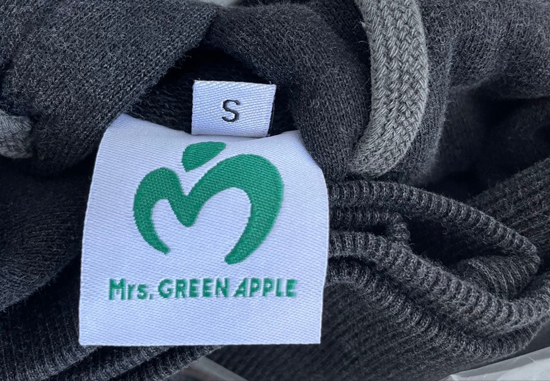 Mrs. GREEN APPLE フード付きパーカー　S