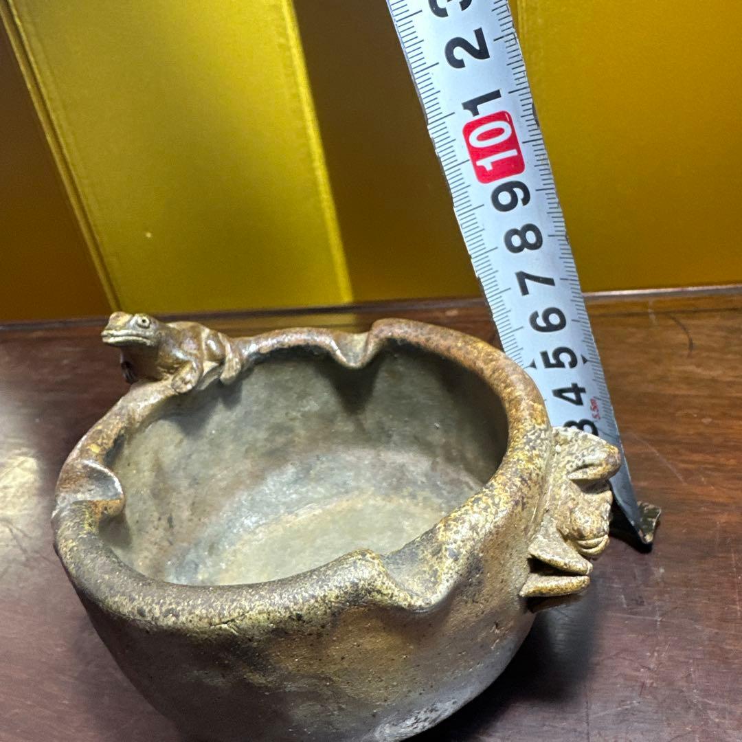 備前焼，カエルの彫刻付き陶器