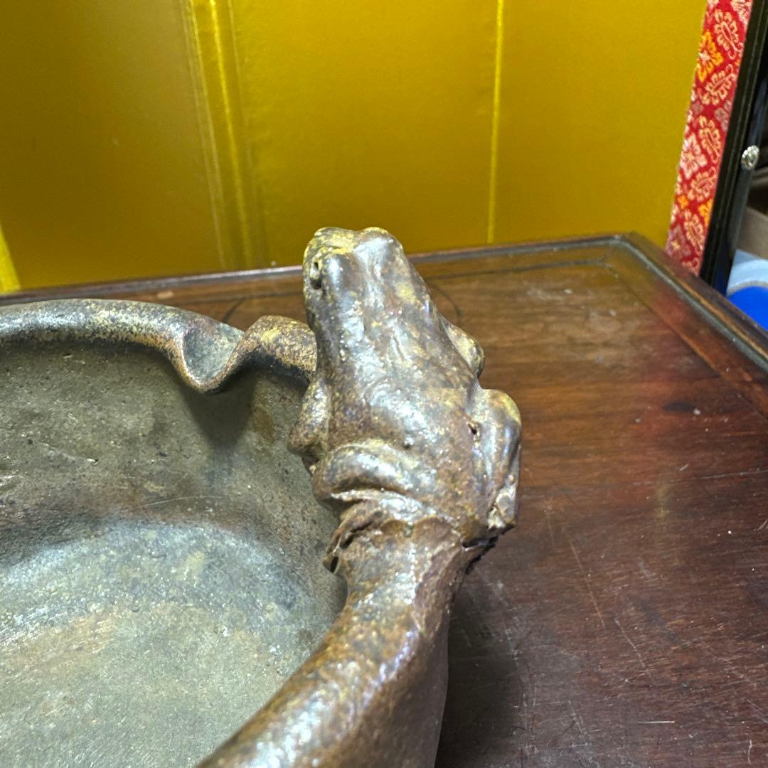 備前焼，カエルの彫刻付き陶器