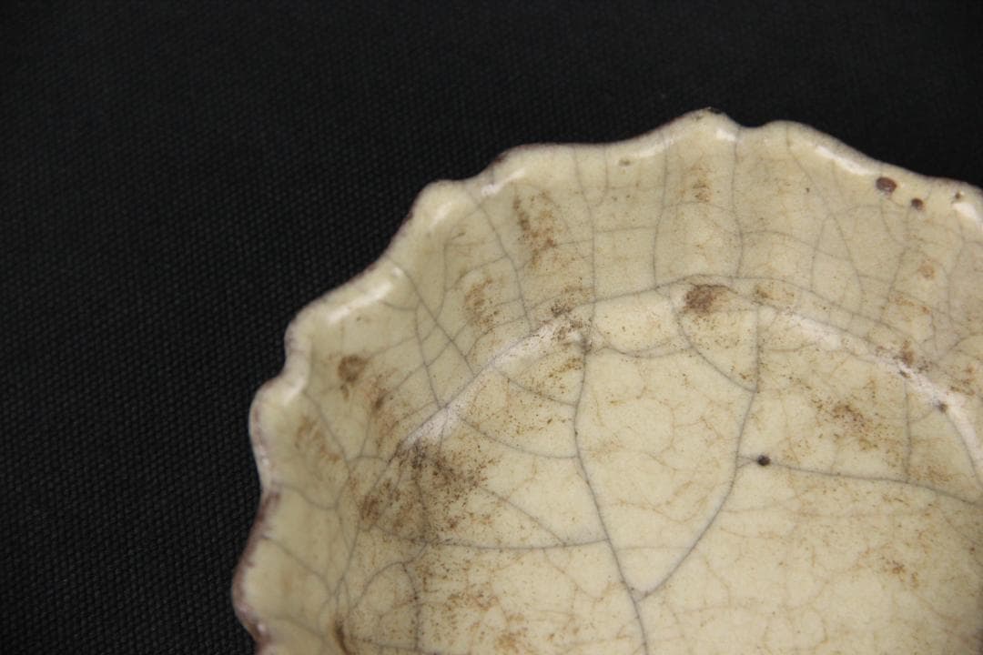 中国美術 開片釉 小皿　近代　哥窯　菱花形　茶道具　小鉢 裂紋釉 EN21-05