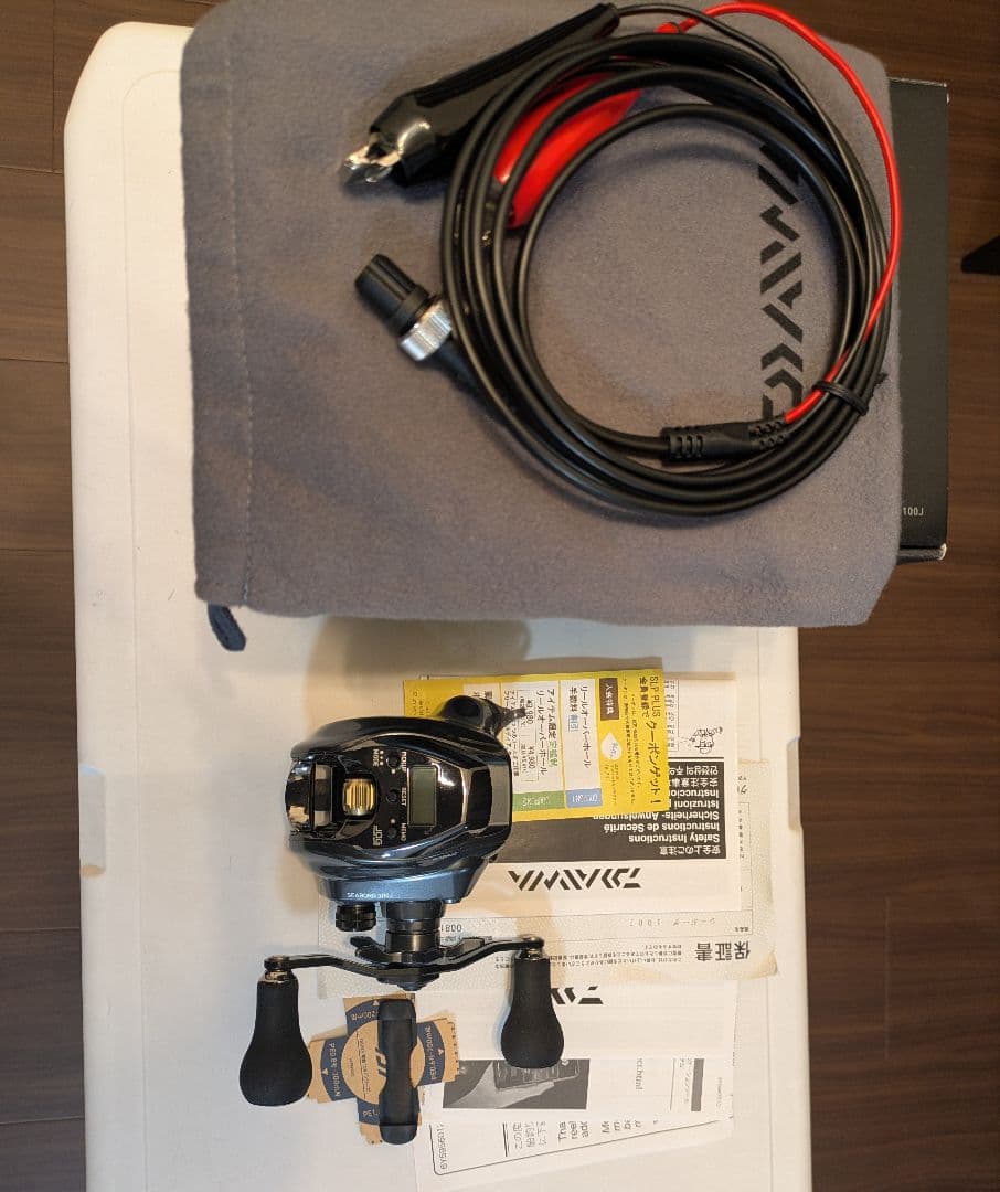 ダイワ　24　シーボーグ　100J（右）