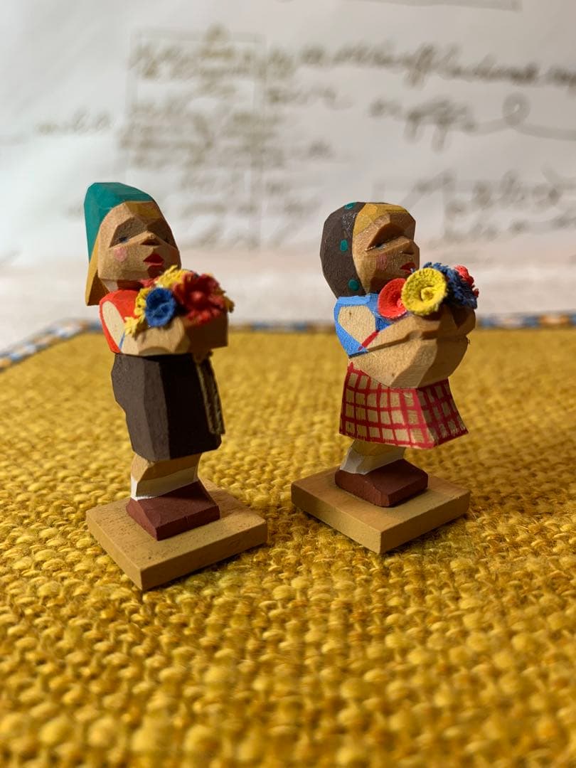 ドイツ製　エルツ山地　ヘルビッヒ工房　木製人形ザイフェン　花を持つ男女の子ペア！