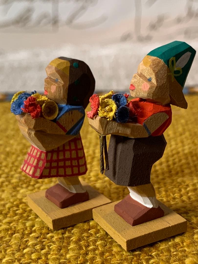 ドイツ製　エルツ山地　ヘルビッヒ工房　木製人形ザイフェン　花を持つ男女の子ペア！