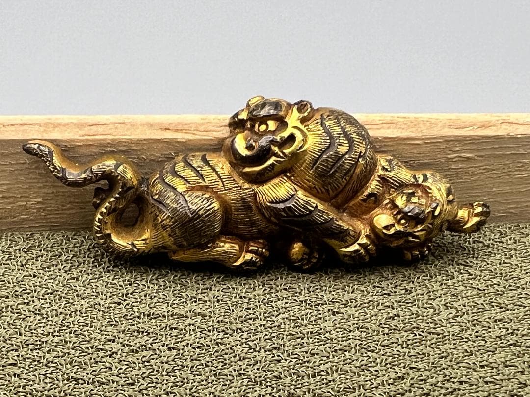 【海】江戸明治金工　虎親子　手彫　目貫一体　銅製鍍金　骨董品　専用箱付