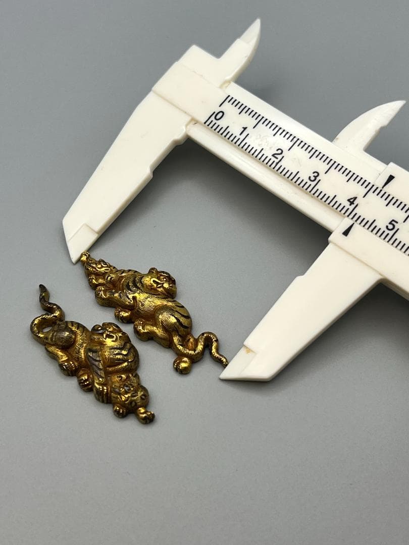 【海】江戸明治金工　虎親子　手彫　目貫一体　銅製鍍金　骨董品　専用箱付