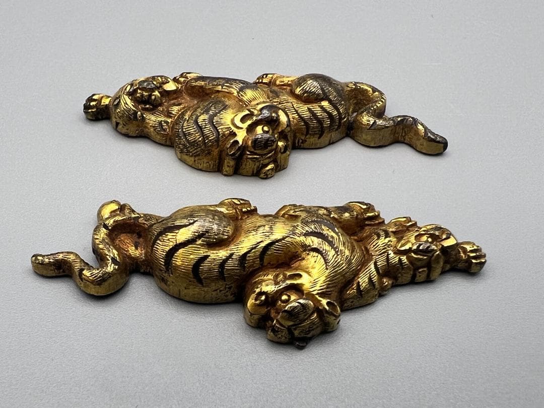 【海】江戸明治金工　虎親子　手彫　目貫一体　銅製鍍金　骨董品　専用箱付