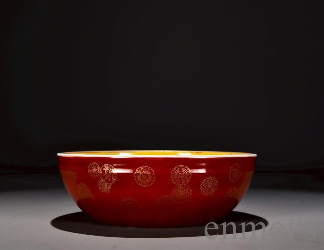 中国古美術・清乾隆・黄地粉彩蓮趣描金水洗・粉彩・唐物・水洗・蓮花紋・金彩・古陶磁