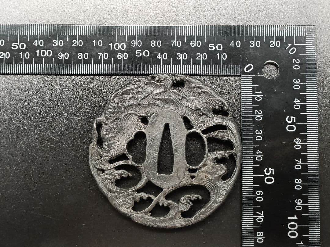 日本刀装具　刀鍔　鯉魚の図　細工　鍔　刀の鍔　刀鐔　鋼製　刀剣美術