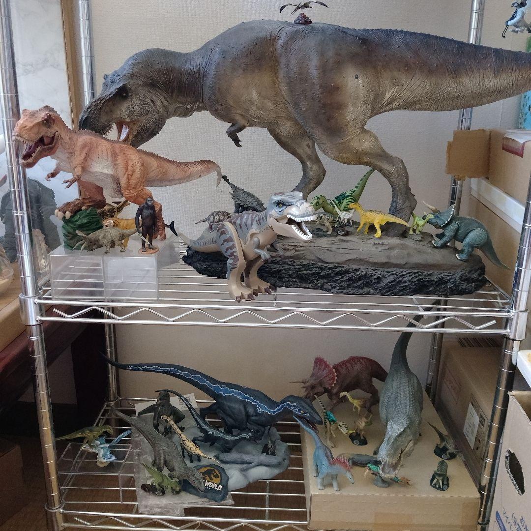 ティラノサウルス　スタチュー