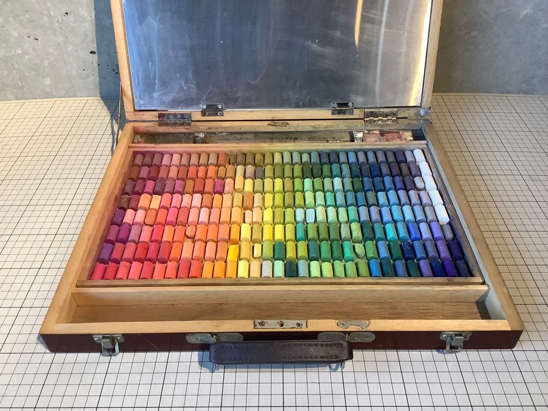 ソフトパステル中古(ゴンドラ242色セット スケッチ箱入)