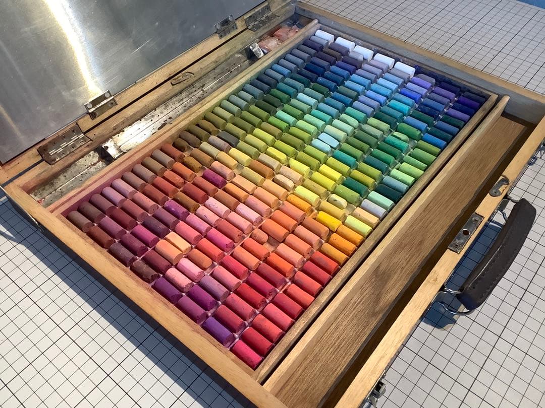 ソフトパステル中古(ゴンドラ242色セット スケッチ箱入)