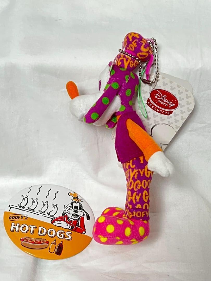 匿名配送/激レア グーフィー ぬいぐるみキーチェーン＋缶バッジ ディズニーストア