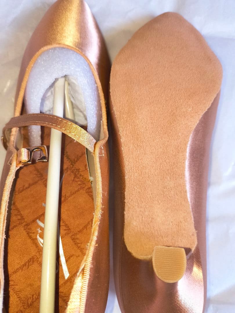 ゴールド サテン ストラップ付きダンスシューズ