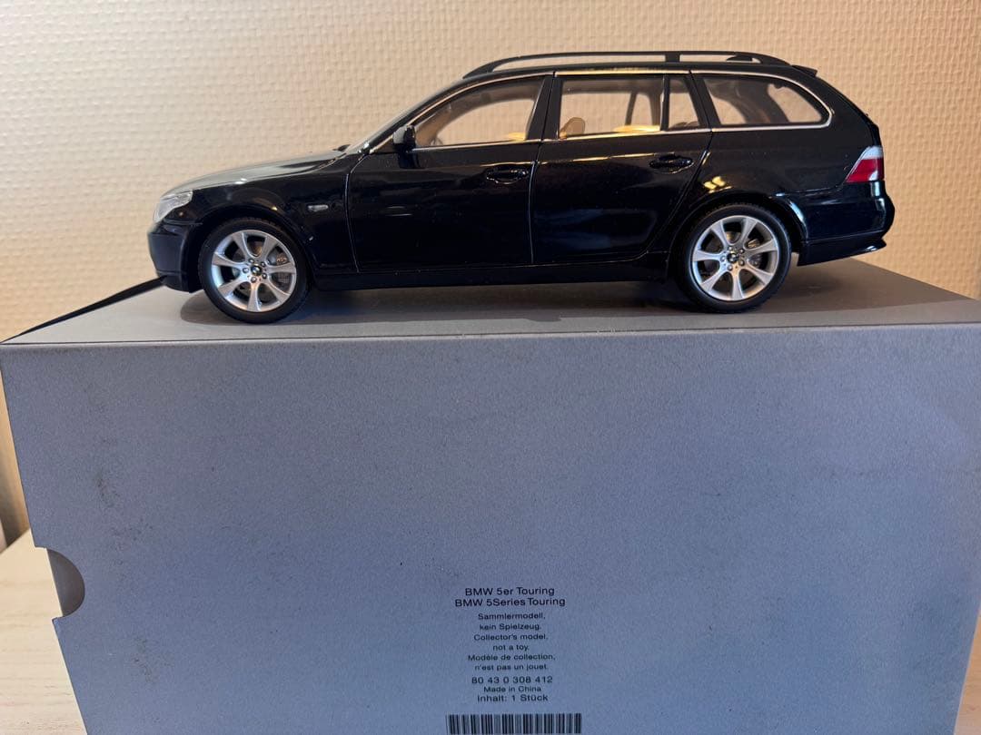  5シリーズ ツーリング ミニカー ブラック