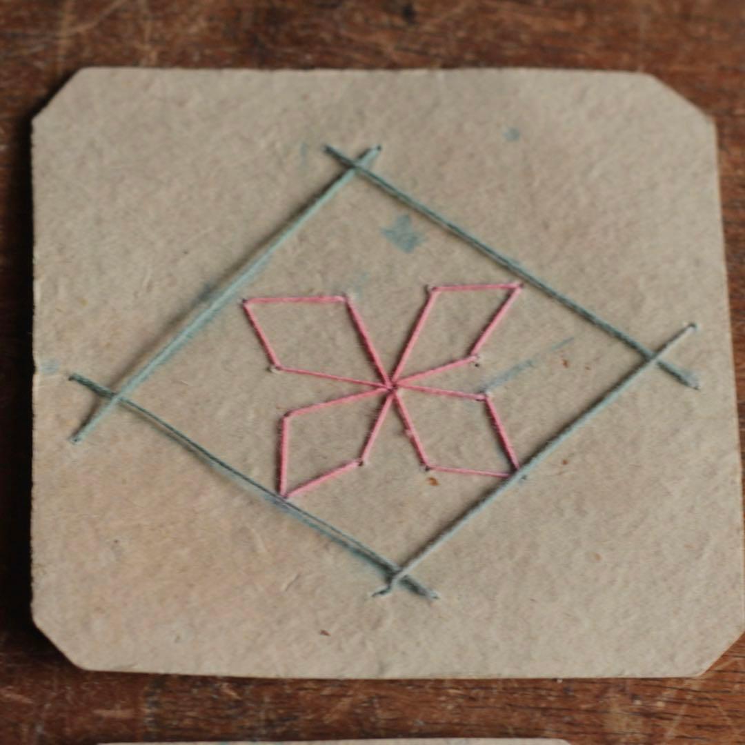 古い 背守り 4種 No.2 厚紙に刺繍 古道具 アンティーク