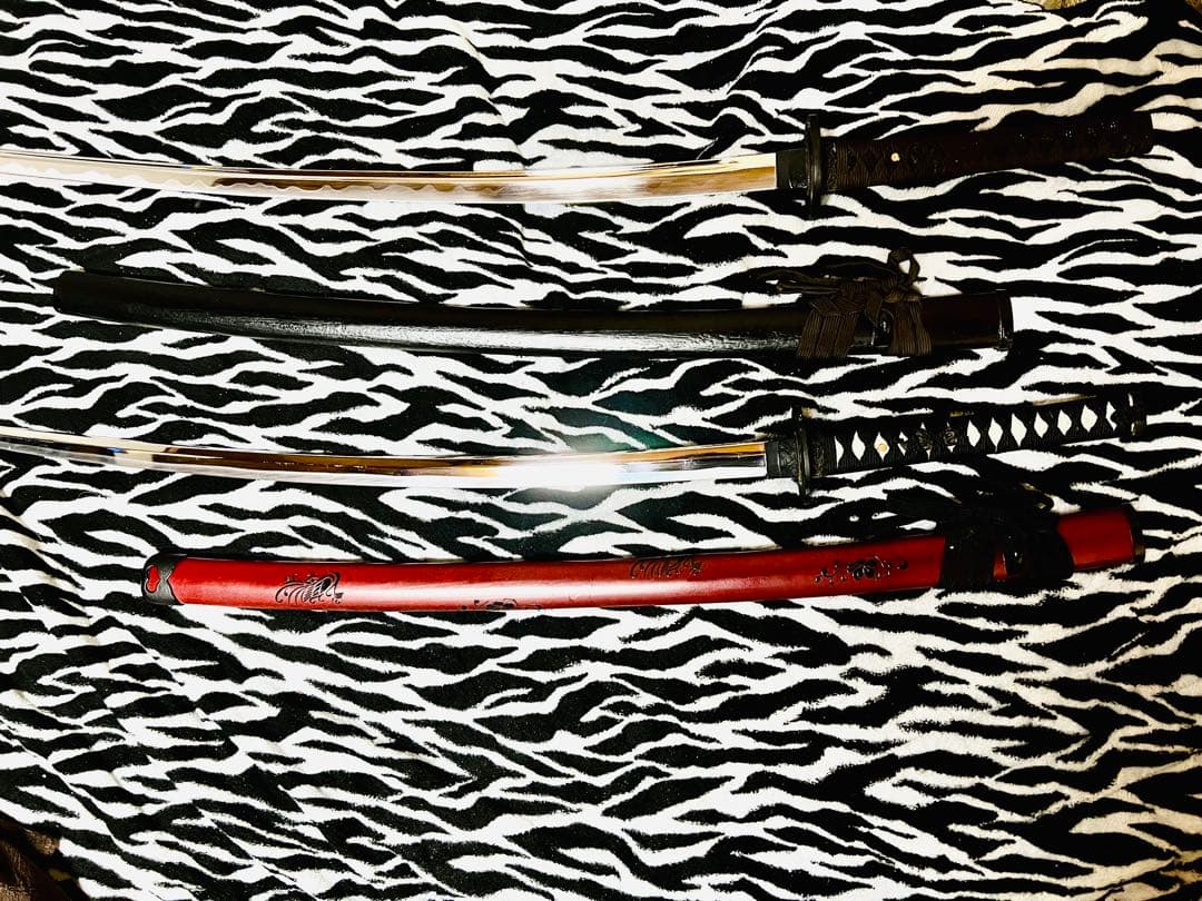 黒と赤の模造刀2本　模擬刀　武具　コスプレ　刃　刃文　コメント希望　沖縄離島不可