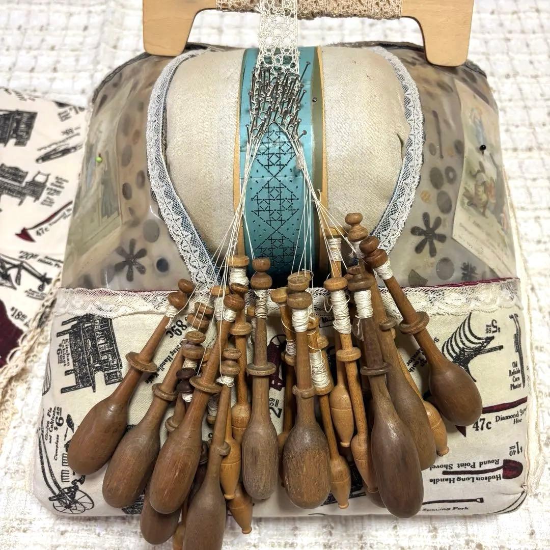 ボビンレース　ローラーピロー　クッサン　レース・木製ボビン付き　アンティーク