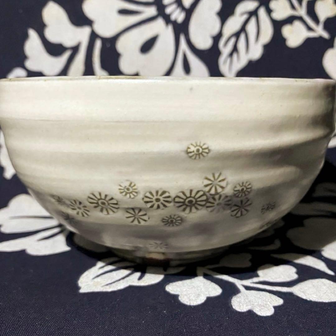 韓国人間国宝　松南申相浩　刷毛目花紋茶碗　釜谷陶房　花三島　共箱・陶歴・覚書有り