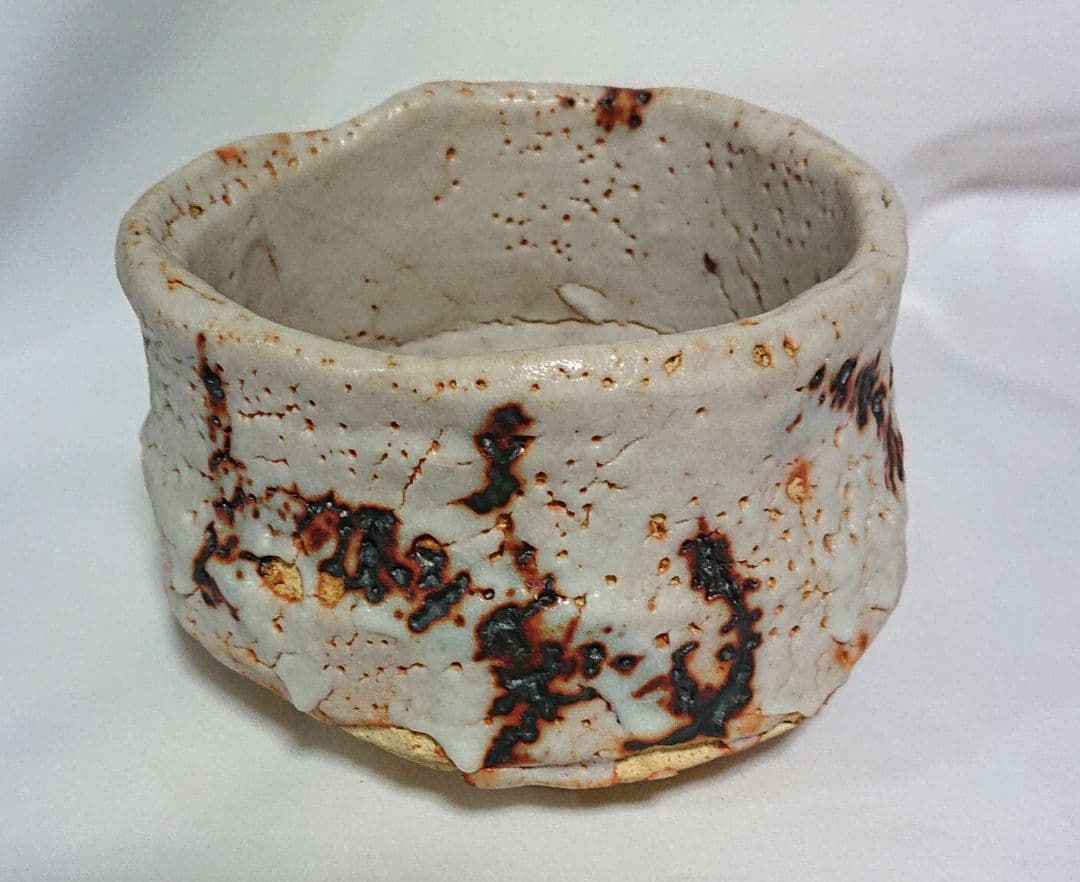 鈴木五郎作茶碗陶器製の不規則な形状の器