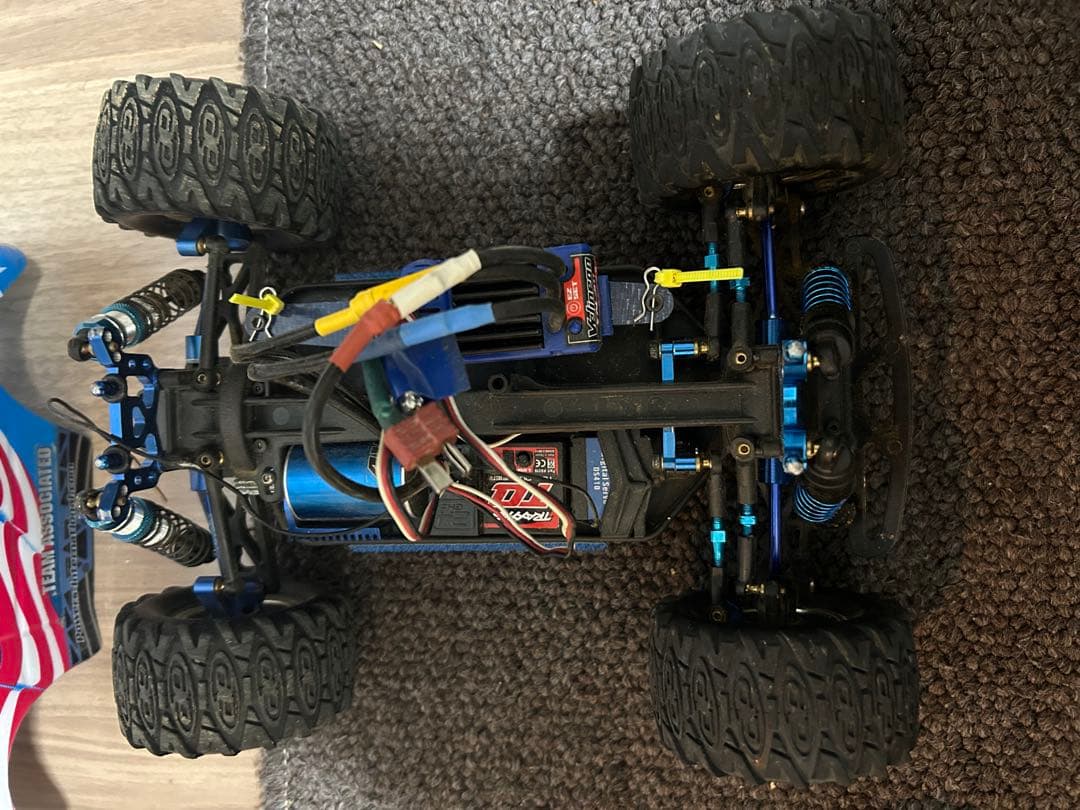 フルカスタム　アソシエイテッド　rc18mt モンスタートラック　スペアパーツ付