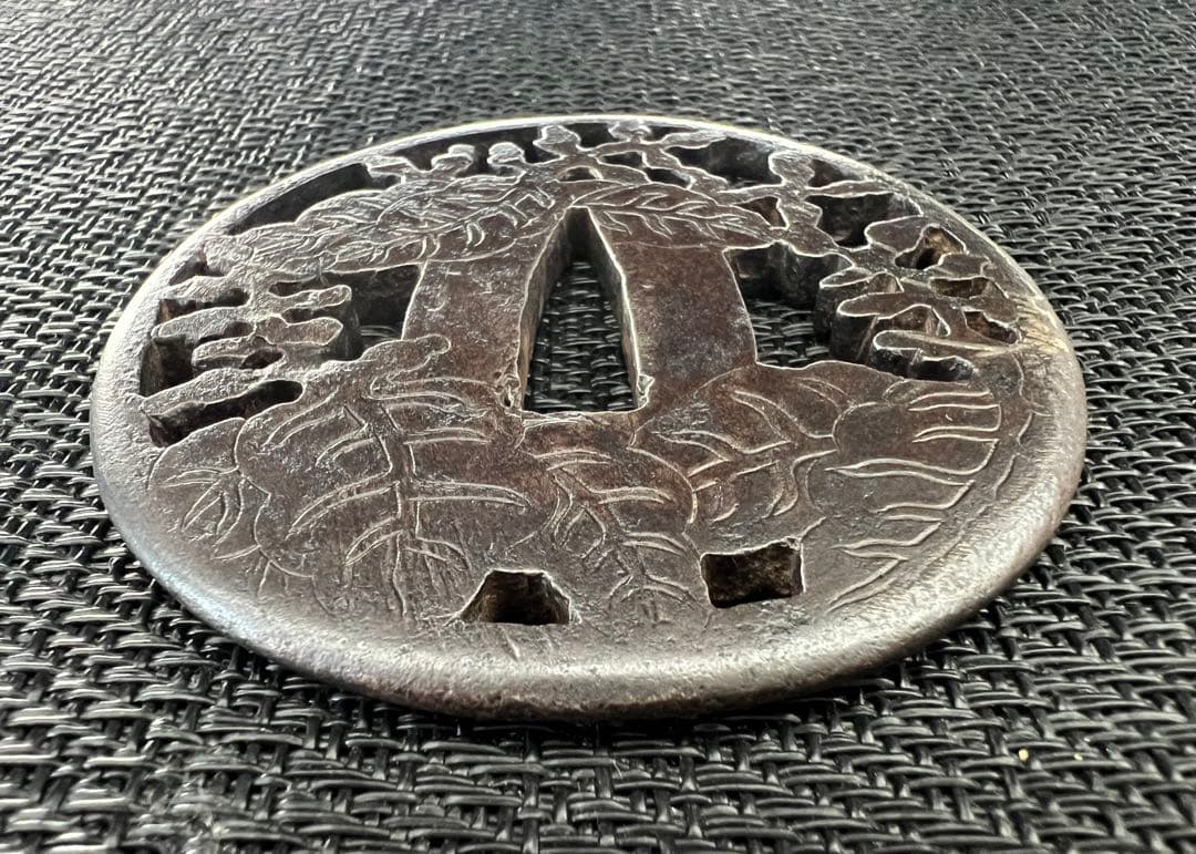 刀装具 刀鍔 鉃地 透かし鍔 吉祥文様 無銘 金象嵌 時代物 アンティーク 箱付