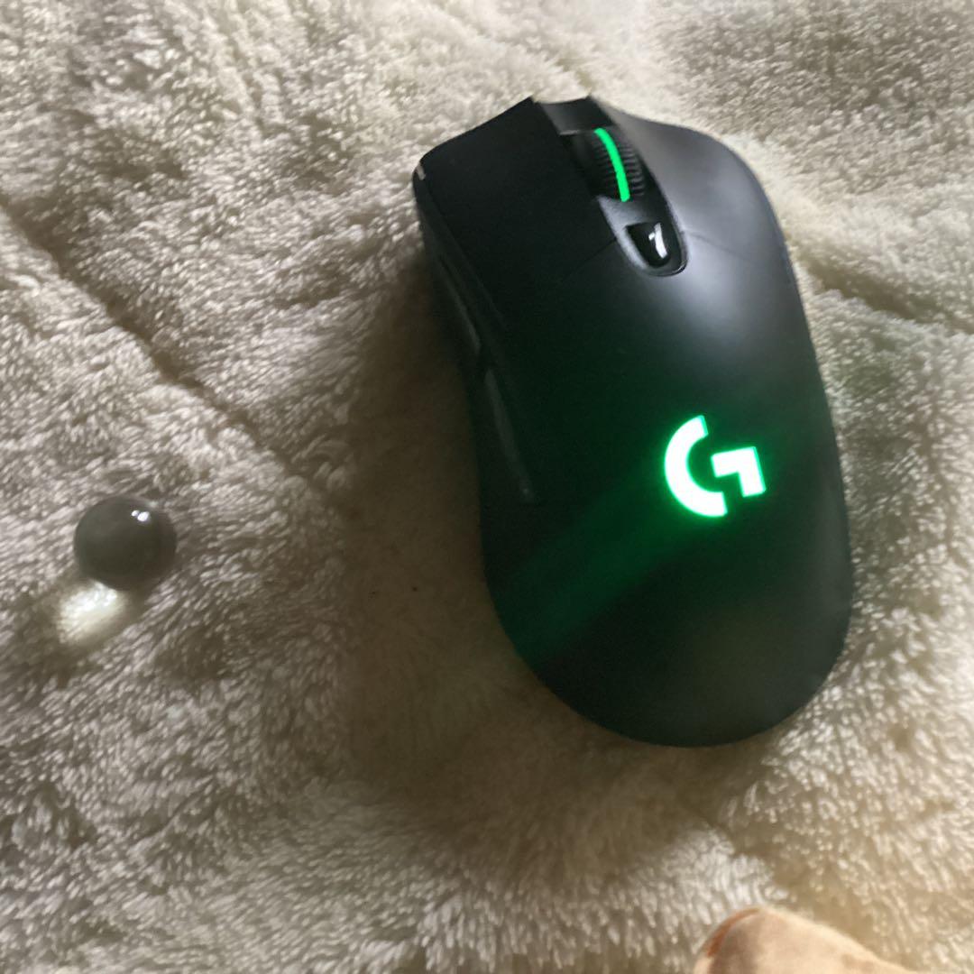 G703 の横にある透明なビー玉