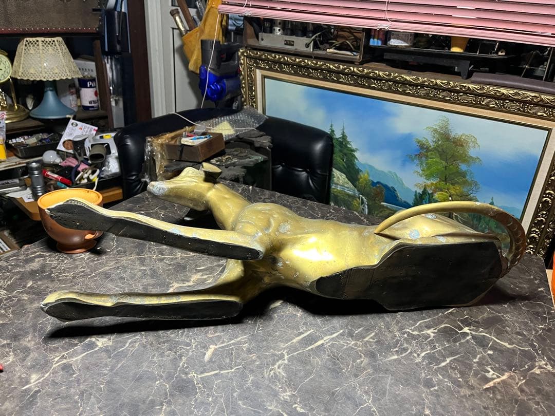 犬の置物　イングリッシュグレイハウンド　 真鍮製、オブジェ　真鍮製の犬