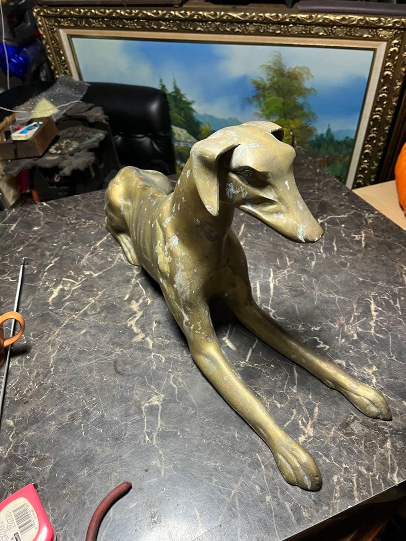 犬の置物　イングリッシュグレイハウンド　 真鍮製、オブジェ　真鍮製の犬