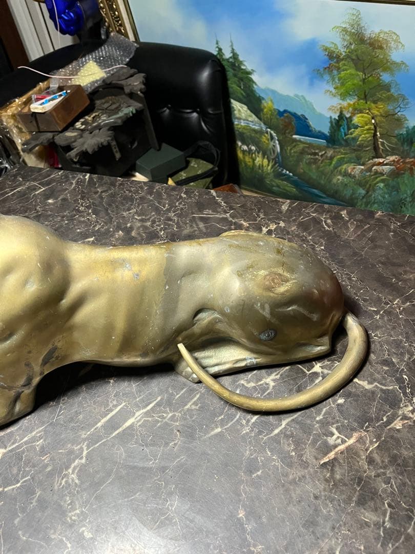 犬の置物　イングリッシュグレイハウンド　 真鍮製、オブジェ　真鍮製の犬