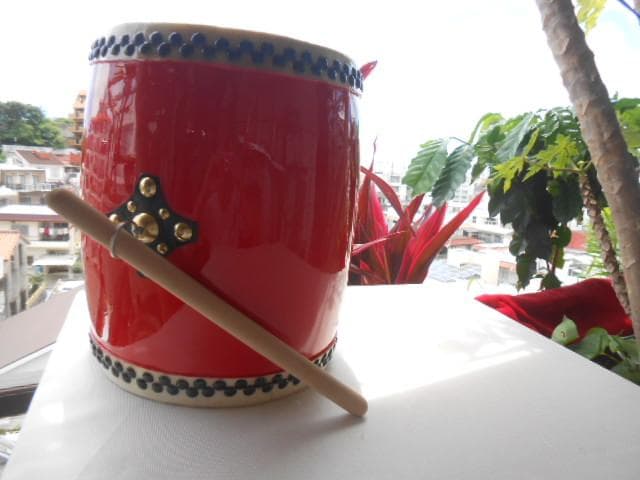 新品未使用(送料無料)17.980円Nエイサー小太鼓24cm*31cm 撥付黄牛