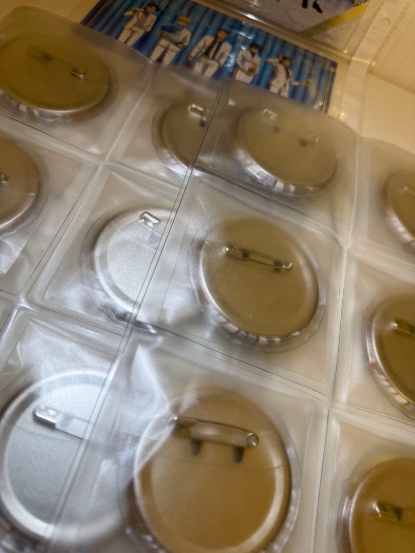 カラオケの鉄人　リヴァイ　缶バッジ　特典付き　進撃の巨人