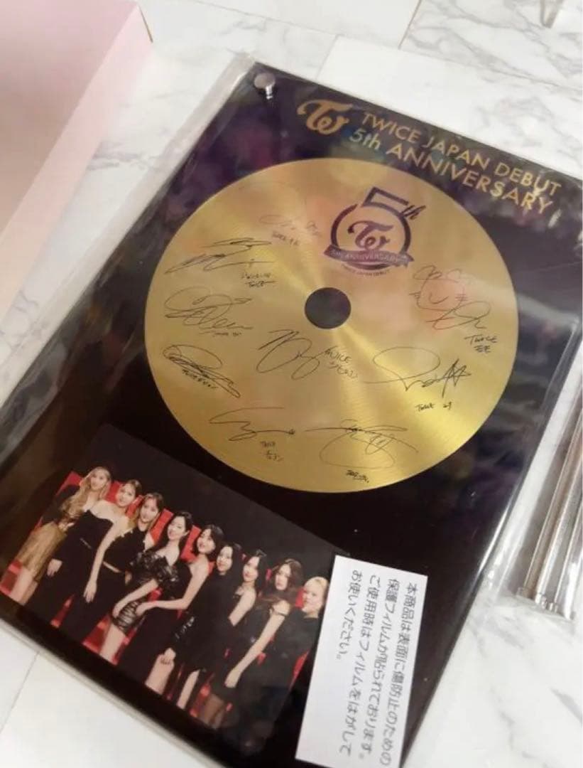 TWICE 5周年記念555名限定 ゴールドディスク風アクリルスタンド