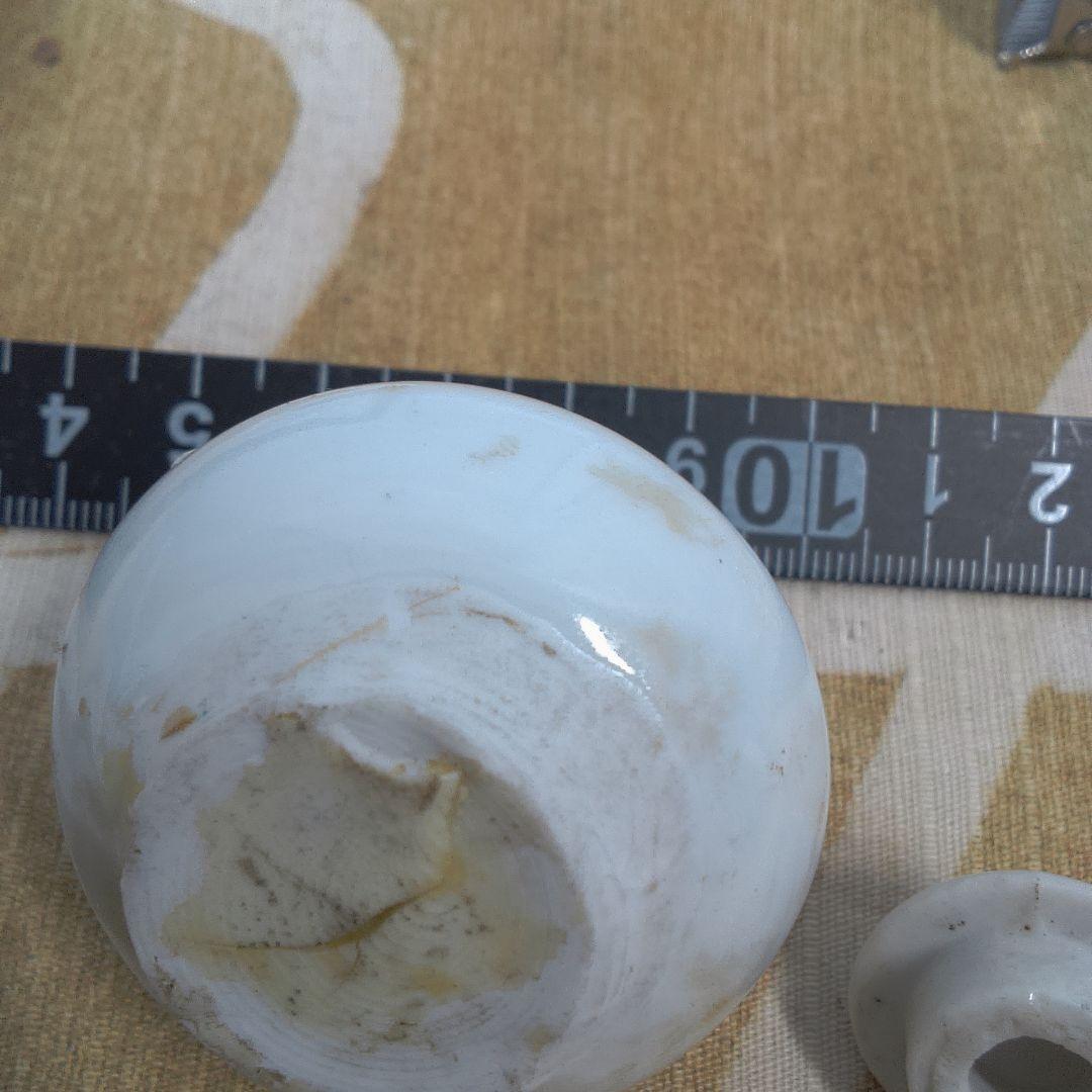 骨董 ？ 中国美術 ？ 白い陶器製の丸型空き瓶 小さい