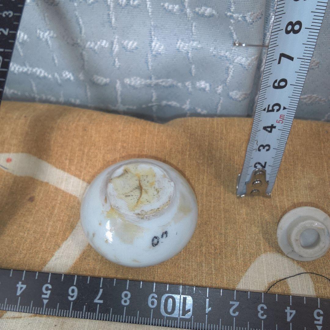 骨董 ？ 中国美術 ？ 白い陶器製の丸型空き瓶 小さい