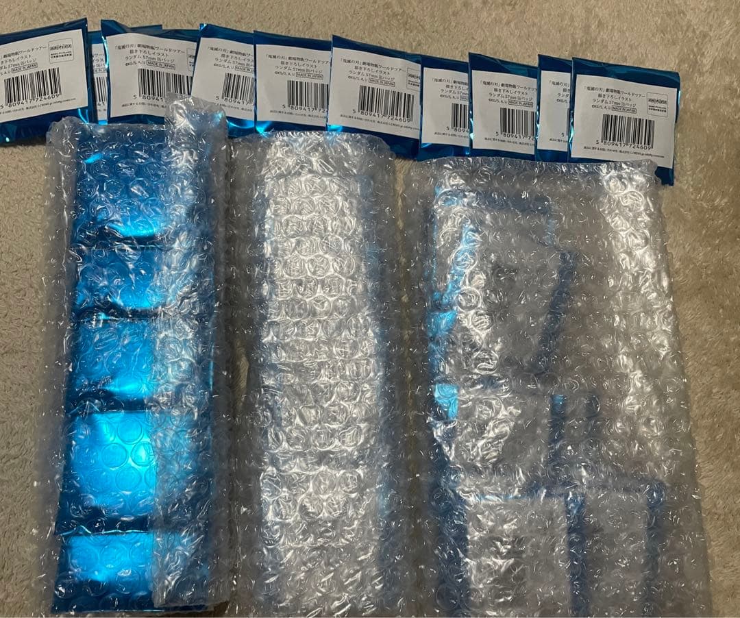 【新品・未開封】鬼滅の刃 劇場 ワールドツアー 57mm 缶バッジ 35個