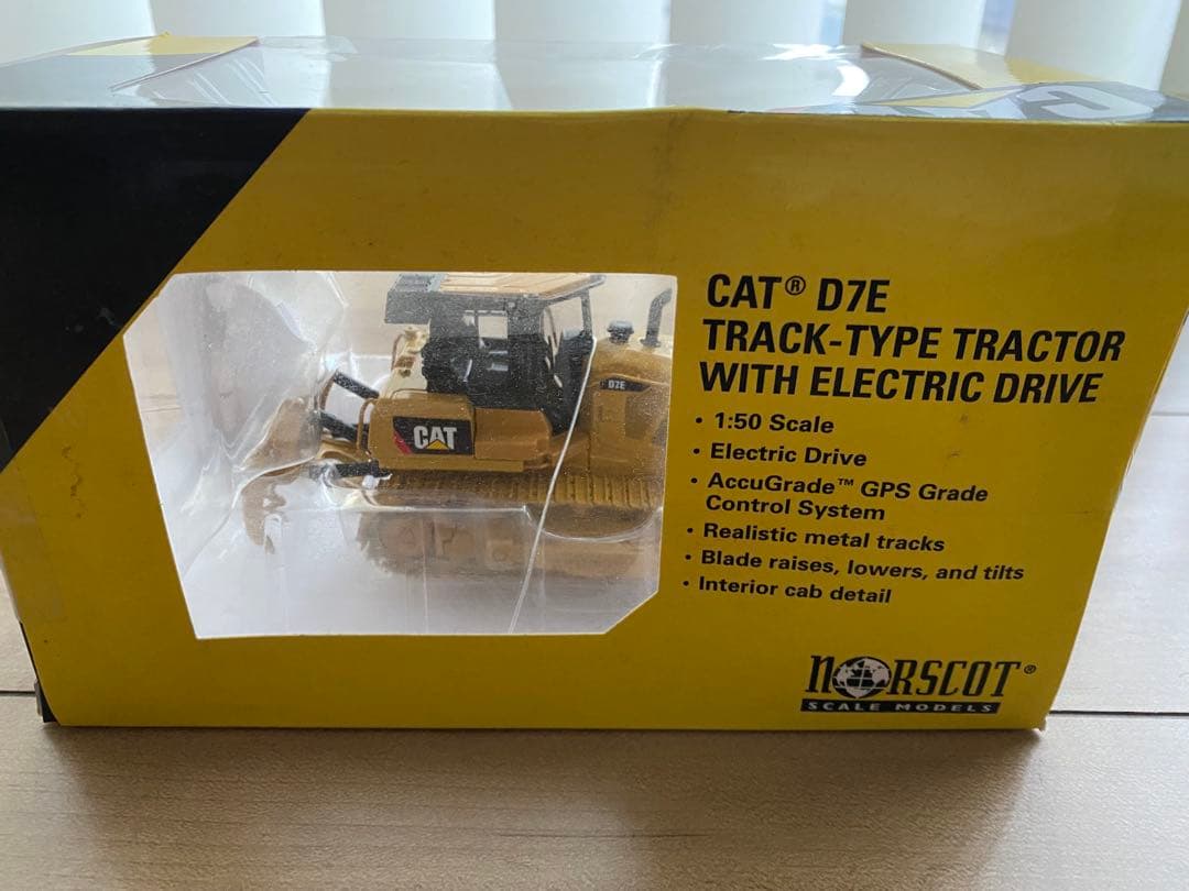CAT D7E トラック型トラクター 1:50スケール