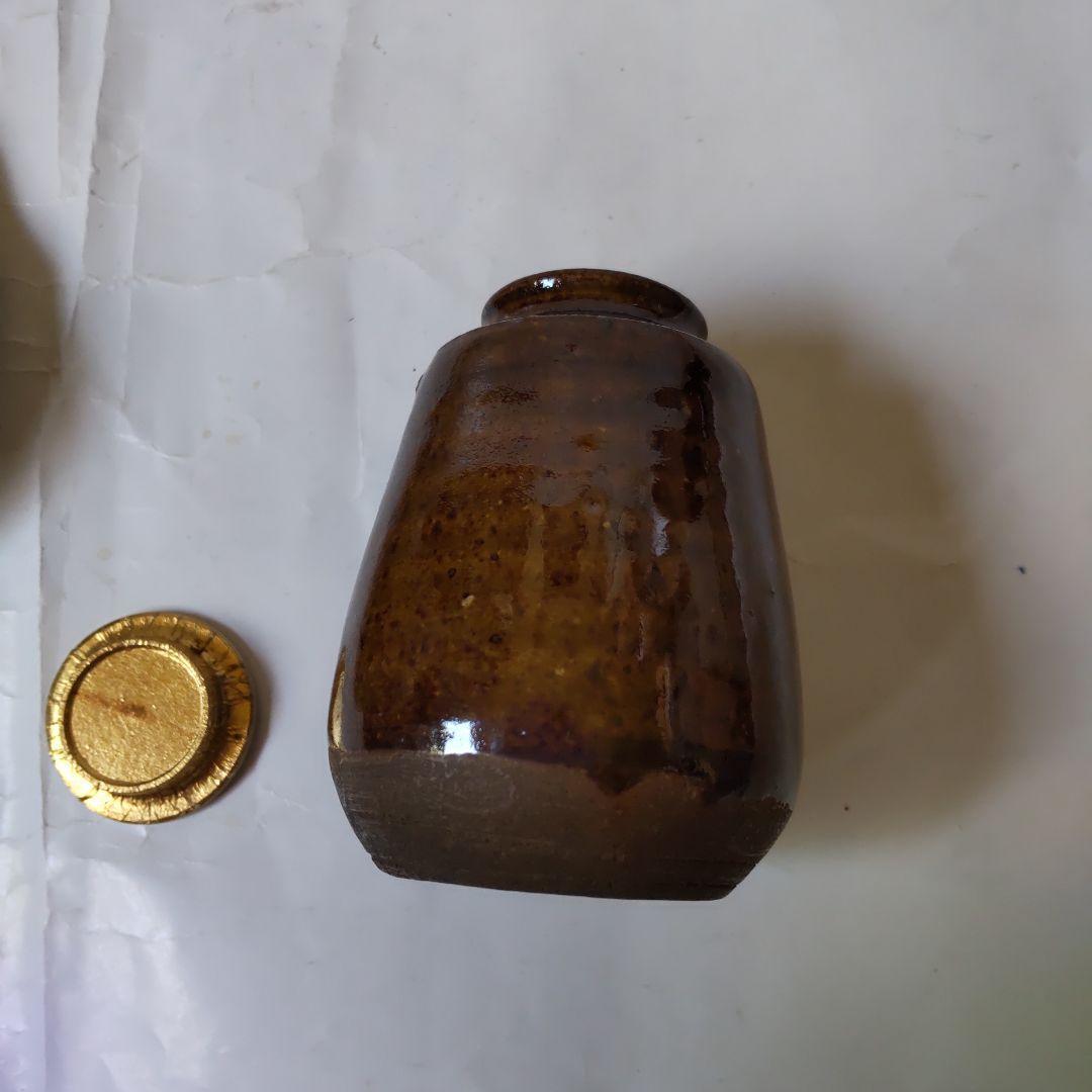 肩衝茶入 尻張茶入 仕覆 四つ目菱緞子 茶道具 木箱 茶入 美品 です。