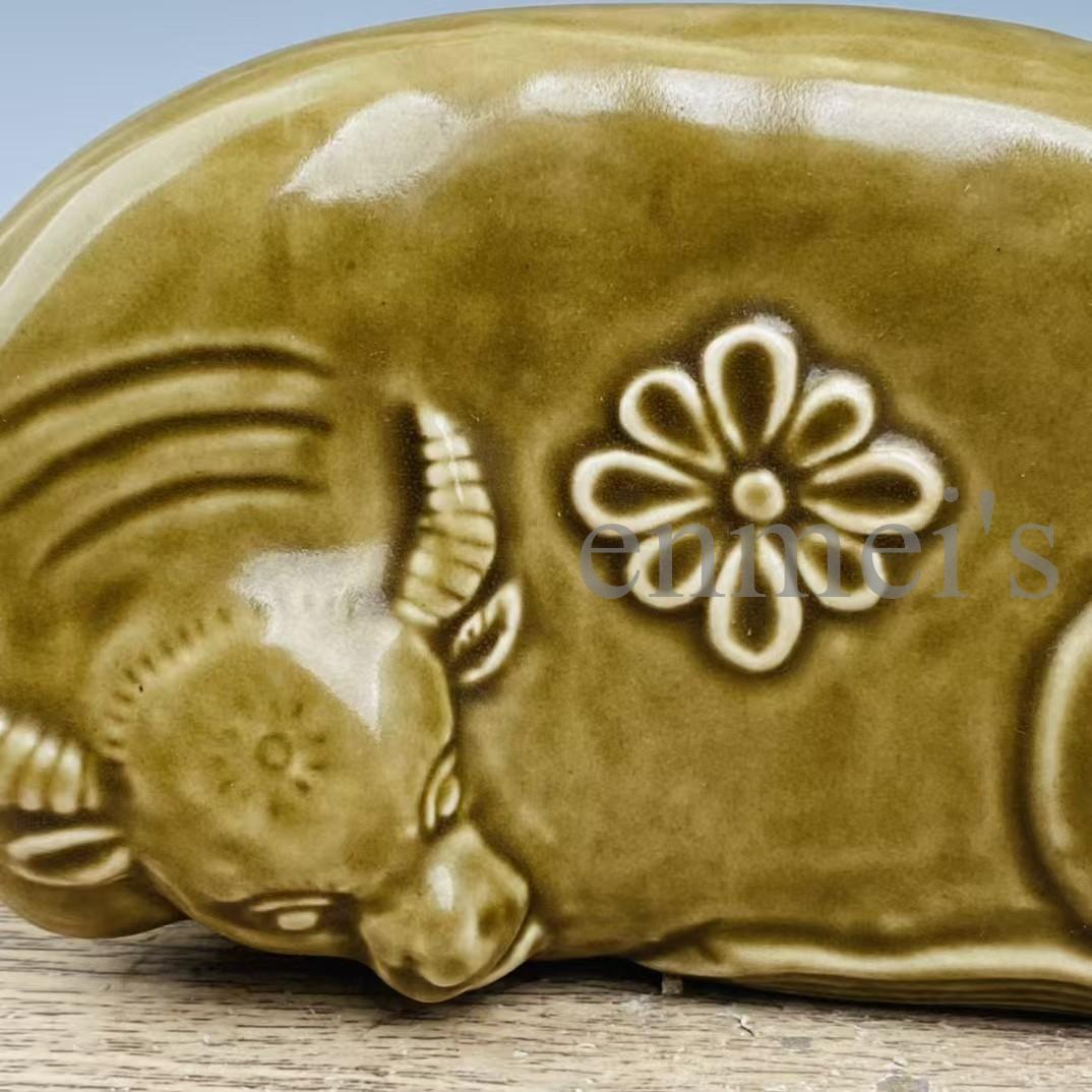 【定窯系 オリーブグリーン釉 牛枕】牛型陶枕／花模様装飾／中国古陶磁風