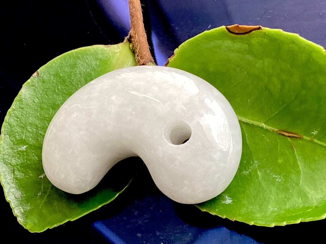 今回の原石大当たり‼️極上*氷*糸魚川翡翠勾玉アイスジェイド　幸運御守り　鑑別書付