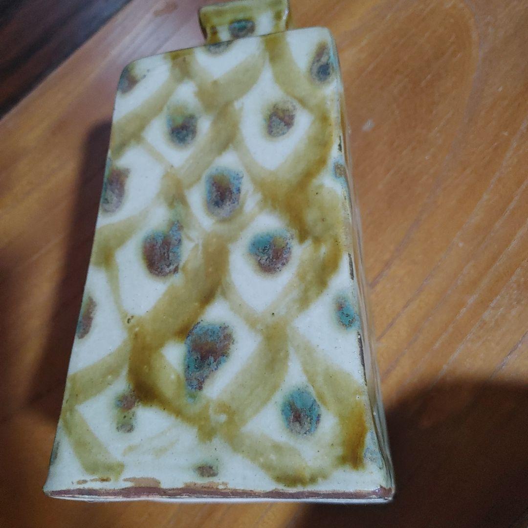 茶色と緑の斑点模様の陶器瓶