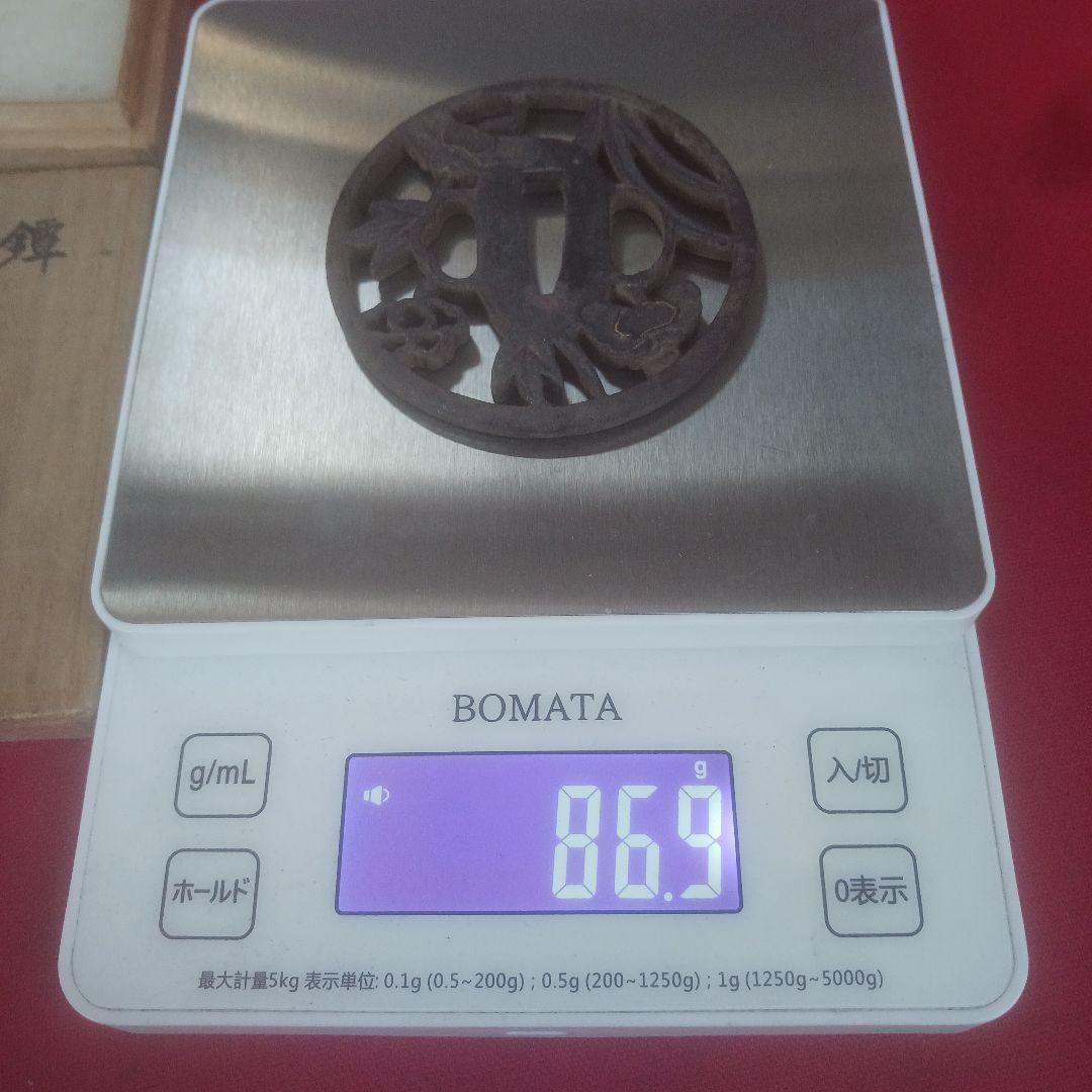 鐔　鍔　赤銅衣裳肉彫　長洲萩住 河治作　刀鐔