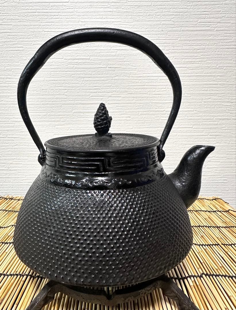 新品、供箱等付属品付　南部岩鋳四代目清末作 　真作保証　１８型アラレ　南部鉄瓶