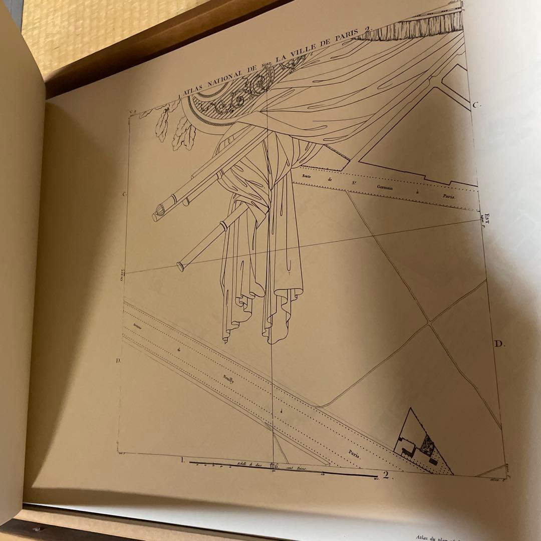 パリのクソでかい地図セット　2枚で畳0.4枚分(サイズ比較:サイクロン掃除機)