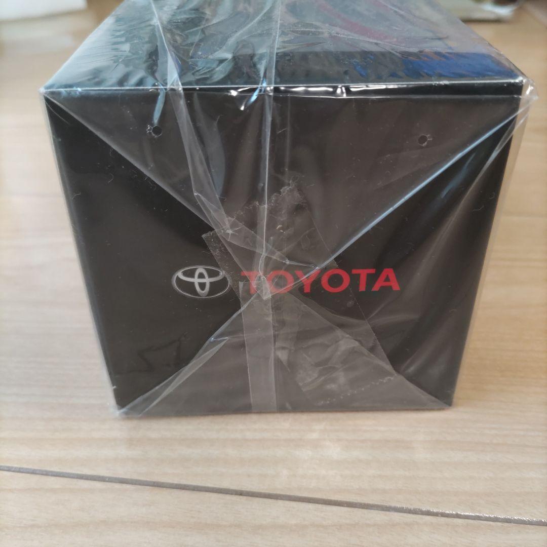 トヨタ ハリアー ミニカー 1/30スケール ストレートグレーメタリック　非売品