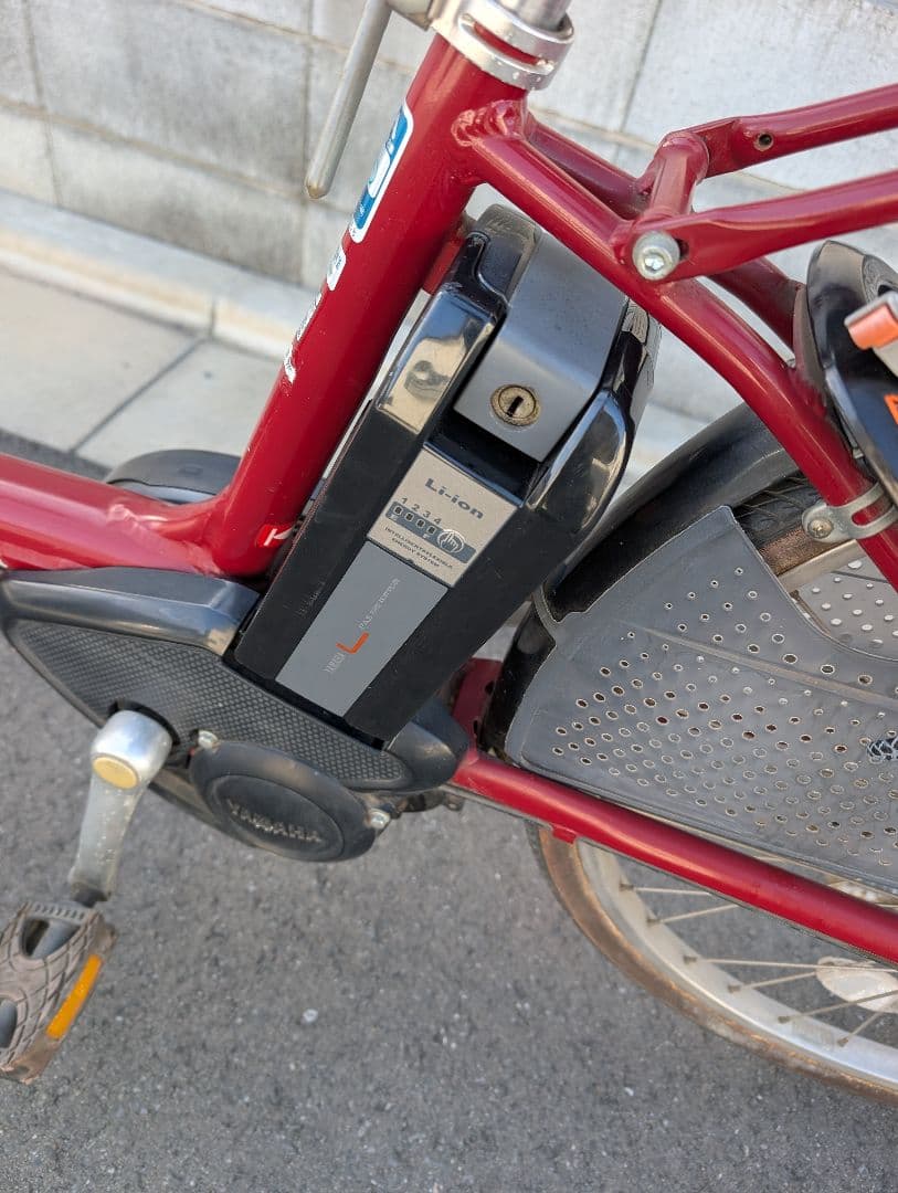 赤い電動アシスト自転車 シティタイプ YAMAHA パス ラフィーネ