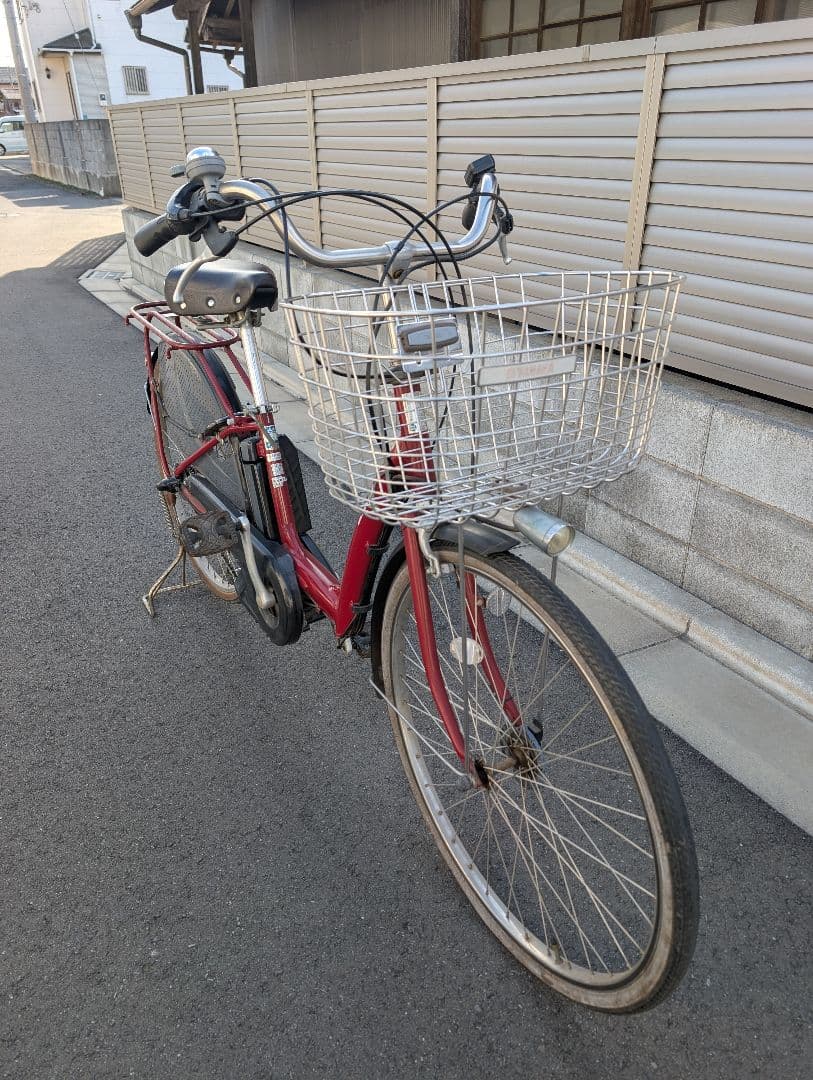 赤い電動アシスト自転車 シティタイプ YAMAHA パス ラフィーネ