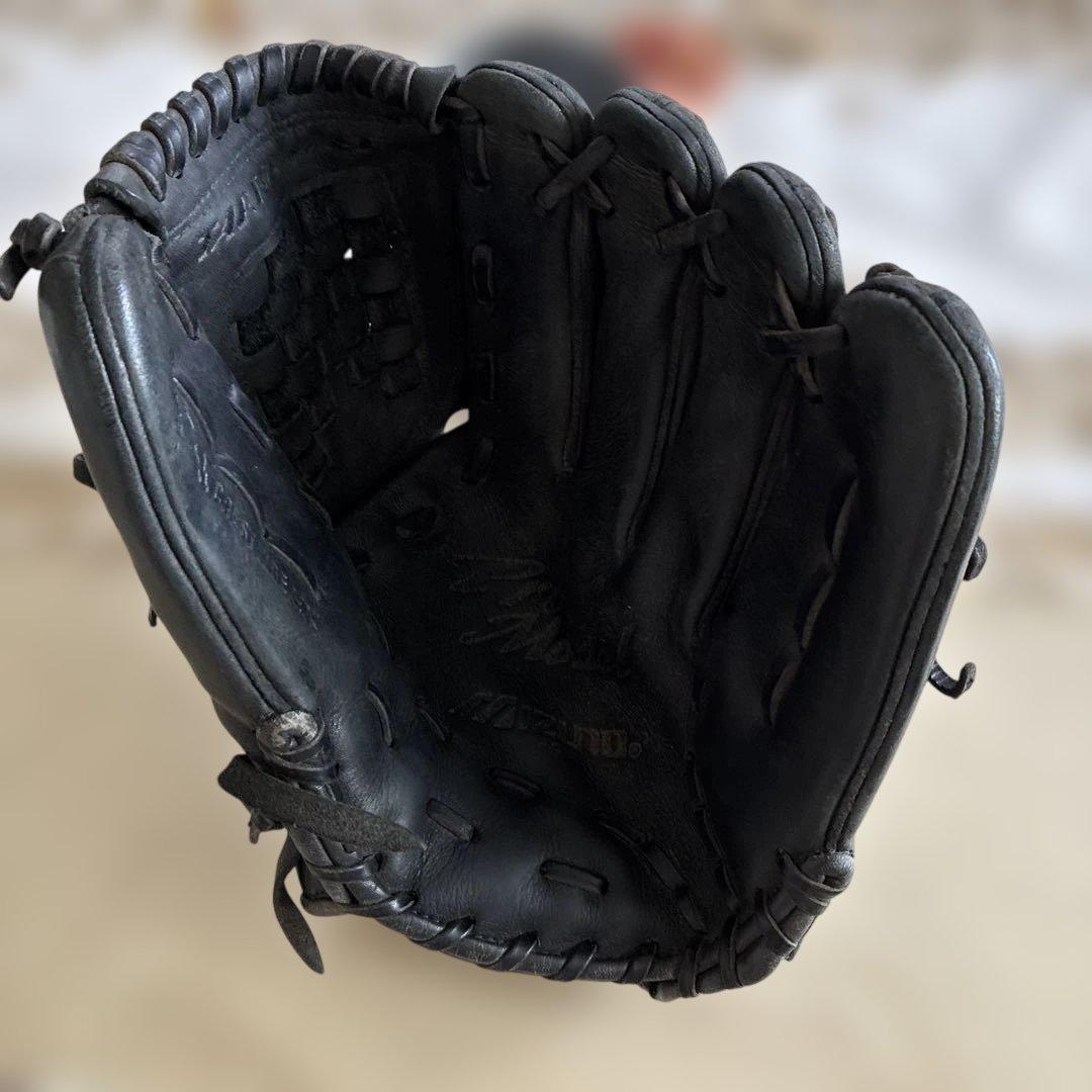 黒 軟式グローブ 編み込みデザイン　石井一久モデル
